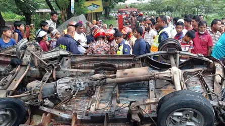 চান্দিনায় মাইক্রোবাসে আগুন : পুড়ে মৃত্যু শিশুসহ ৩ জনের