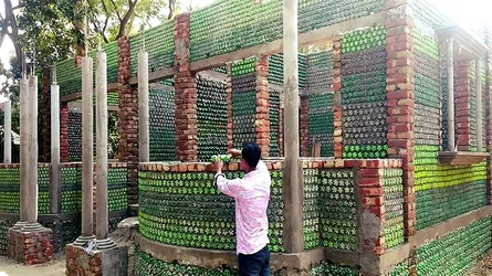 পরিত্যক্ত প্লাস্টিক বোতলের বাড়ি!