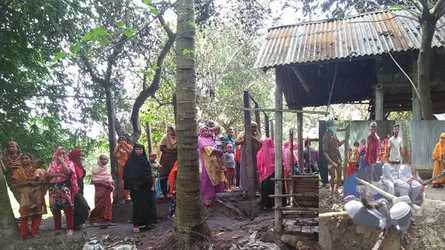 আগুন পুড়ে গেছে দিনমজুরের বসতবাড়ী,গবাদী পশু