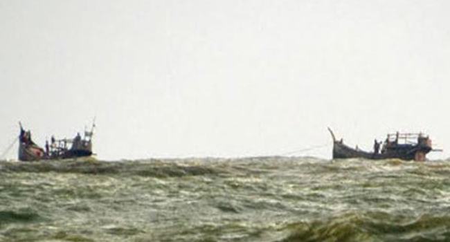 ভোলায় মাছ ধরার ট্রলার ডুবি : ১০ জেলে নিখোঁজ