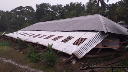বুলবুলের আঘাতে মাদারীপুরে শঙ্কায় জেএসসি ও এসএসসি পরীক্ষার্থীরা