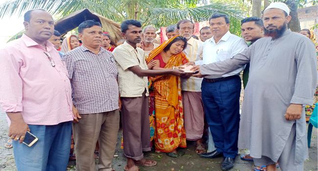 ঘূর্ণিঝড়ে নিহতদের পরিবার ও ক্ষতিগ্রস্থদের মাঝে আর্থিক অনুদান প্রদান