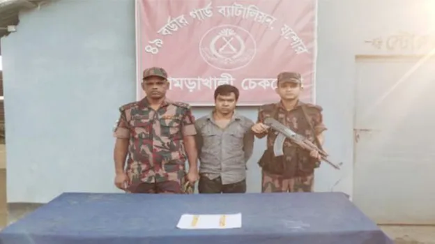প্যান্টের বেল্টের ভিতর ৮ সোনার বার, যুবক আটক