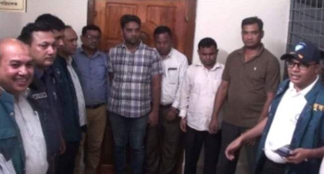 ঠাকুরগাঁওয়ে দুদকের অভিযানে খাদ্য নিয়ন্ত্রক পিআইও ইউপি চেয়ারম্যানসহ ৬জন আটক