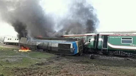 উল্লাপাড়ায় ট্রেন লাইনচ্যুতির পর ইঞ্জিনে আগুন, ক্ষতিগ্রস্ত ৭ বগি