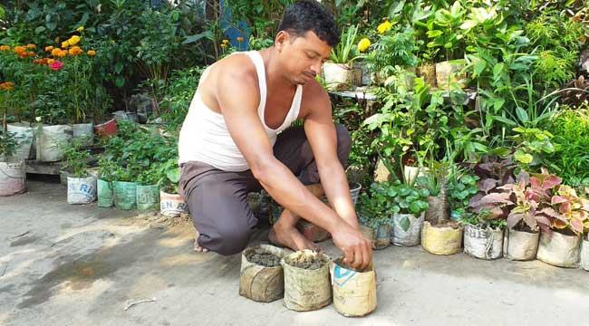 মাটি বিক্রি করেই চলে জহিরের সংসার