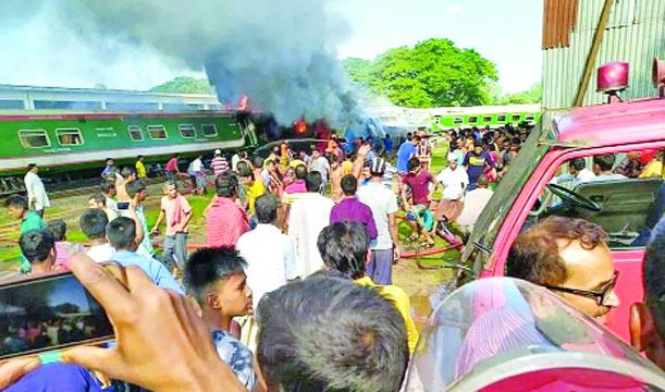 সিরাজগঞ্জে ট্রেনের ইঞ্জিনে আগুন