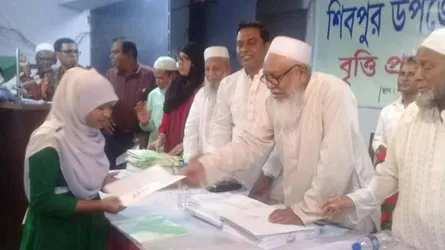 মেধাবী শিক্ষার্থীদের শিবপুর উপজেলা কল্যাণ সমিতির বৃত্তি প্রদান