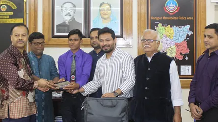 কুড়িয়ে পাওয়া ৩ লাখ টাকা ফেরত দিয়ে আলোচনায় রংপুরের কলেজছাত্র