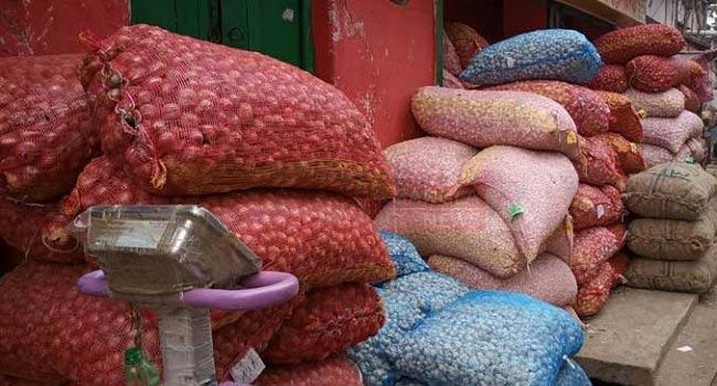 গুদামঘরে অভিযান, বস্তা বস্তা পেঁয়াজ জব্দ