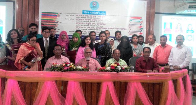 কলা অনুষদ ডিনস্ অ্যাওয়ার্ড পেলেন রাবির ১৩ শিক্ষার্থী