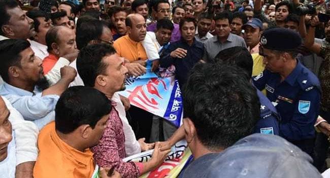 নারায়ণগঞ্জ জেলা বিএনপির বিক্ষোভ, ব্যানার ছিড়ে ফেলেছে পুলিশ
