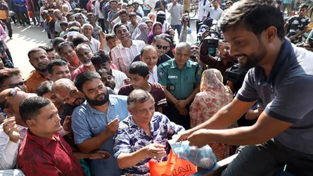 এক কেজি পেঁয়াজ কিনতে ২ঘন্টা লাইনে দাড়িয়ে ছিলেন সিলেটের মেয়র