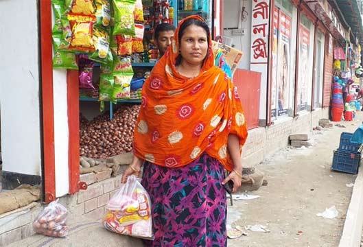 লবণের তালাশে ঘর থেকে বের হলো মহিলারাও