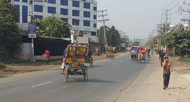 গাড়িবিহীন রাজপথ, পরিবহন শ্রমিকদের হাতে নাকাল যাত্রীরা