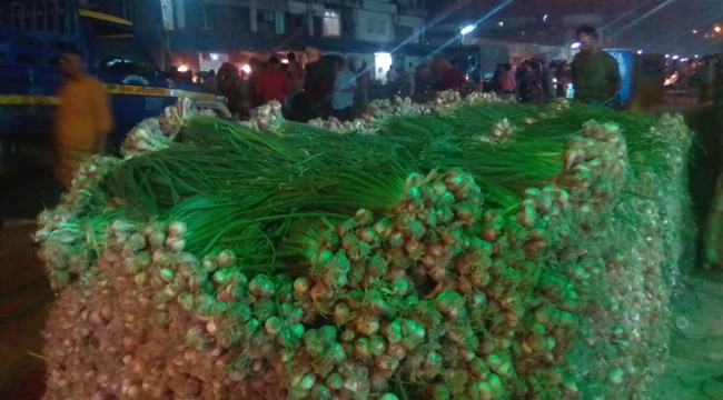 ঢাকার বাজারে ৮০ টাকায় নতুন পেঁয়াজ