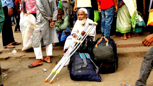 বাস চলছে না কোথাও বাড়ছে ভোগান্তি