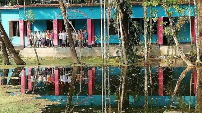 মাঠে জলাবদ্ধতা-দুরগন্ধ,বিদ্যালয় বিমুখ শিশু শিক্ষার্থীরা