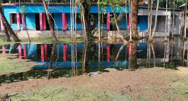 জলাবদ্ধ মাঠ নিয়ে অসহনীয় দুর্ভোগে শিক্ষার্থীরা