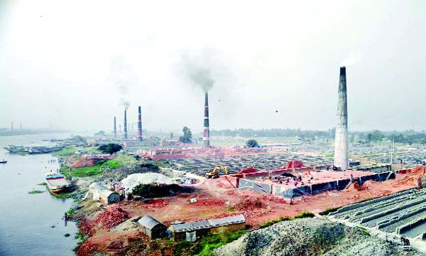 সিরাজদিখানে ইটভাটার কালো ধোঁয়ায় পরিবেশ বিপর্যস্ত