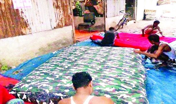 শীতের আগমন জানান দিচ্ছে লেপ তোশক তৈরির কারিগরদের ব্যস্ততা