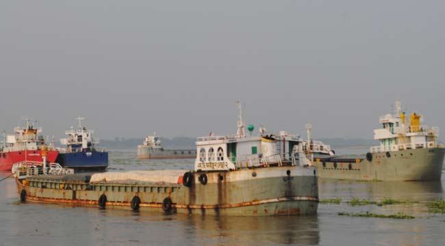 পদ্মা-যমুনার ডুবোচরে আটকা ১৯ জাহাজ
