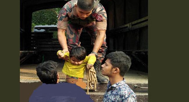 বিএসএফ’র তাড়ায় মা ভারতে শিশুকন্যাসহ বিজিবির হাতে আটক বাবা