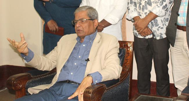 সরকার গ্রাম্য মোড়লদের মতো আচরণ করছে : ফখরুল