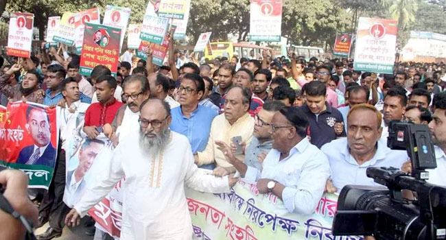 হঠাৎ বিশাল মিছিল নিয়ে রাজপথে বিএনপি