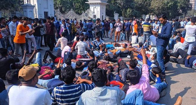 খালেদা জিয়ার মুক্তি : রাজপথে শুয়ে পড়লেন বিএনপির নেতাকর্মীরা