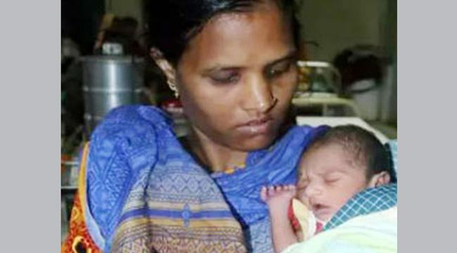 ট্রেনে সন্তান প্রসব : ৯৯৯-এ ফোন করে রক্ষা প্রসূতি ও নবজাতক