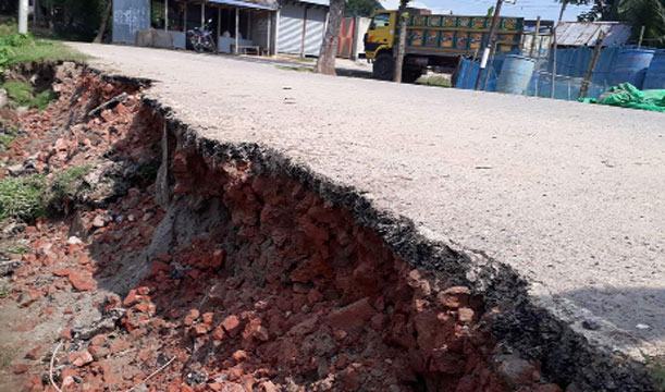 ভালুকায় দেড় বছরেই ধসে পড়েছে সোয়া ৩ কোটি টাকার সড়ক