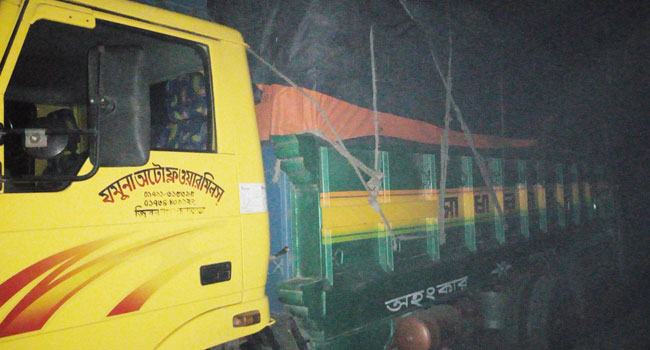 হেডফোনের জন্যই প্রাণ গেল যুবকের!