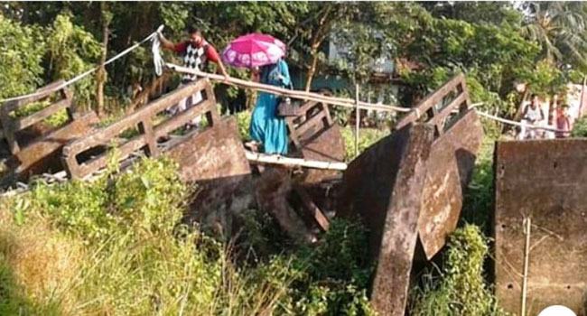 ব্রিজের ওপর সাঁকো দিয়ে পারাপার