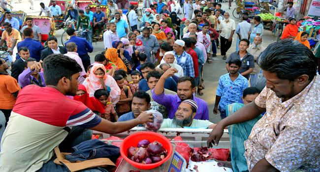 বগুড়ায় ন্যায্য মূল্যে পেঁয়াজ কিনতে লম্বা লাইন