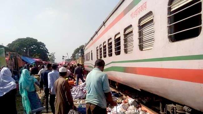 ট্রেন চালকের দক্ষতায় বাঁচলো শত প্রাণ