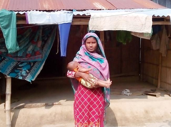 সন্তানকে নিয়ে অসহায়ের মতো দিন কাটাচ্ছেন এক শিশু মা