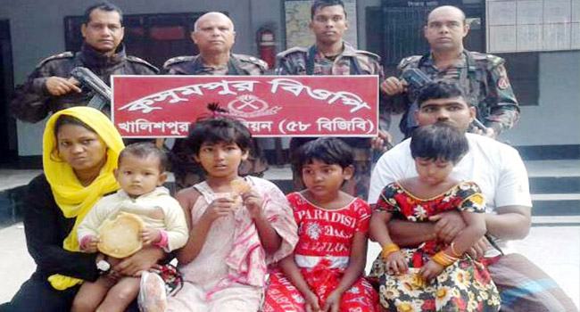 ভারত থেকে বাংলাদেশে ঢোকার সময় মহেশপুর সীমান্তে ৪শিশুসহ ৬ জন আটক