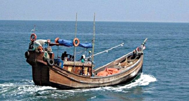 সেন্টমার্টিনে মিয়ানমারের ট্রলার, আটক ১৬