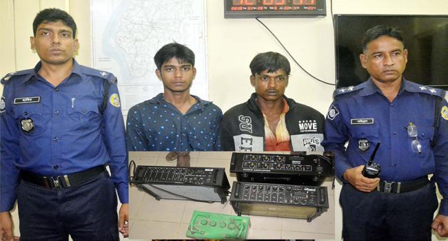 ব্যাটারিসহ দুই মাইক চোর আটক