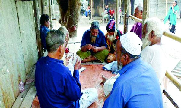 সাপুড়েদের সময় কাটে চায়ের আড্ডা আর তুরুপের তাসে