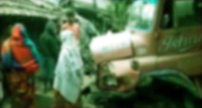 গভীর রাতে ঘরে ঢুকে গেল ট্রাক, আহত ২