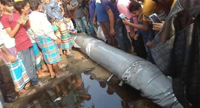 আকাশ থেকে ছিটকে পড়েছে বিমানের তেলের ট্যাংক