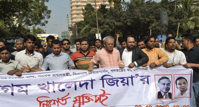 খালেদা জিয়ার চিকিৎসার নামে টালবাহানা করছে সরকার : রিজভী