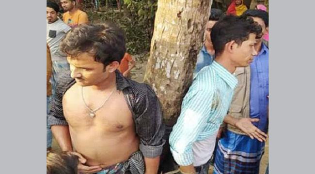 মাদক সেবনের দায়ে ২ শিক্ষককে পিটুনি দিয়ে গাছের সাথে বেঁধে রাখলেন জনতা
