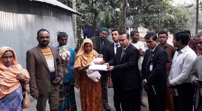 ট্রেনে জন্ম নেয়া শিশুটির নাম রাখা হলো 'লালমনি’