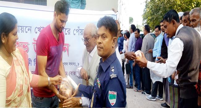 নড়াইলে ৪৫ টাকায় পেঁয়াজ দিলেন মাশরাফি