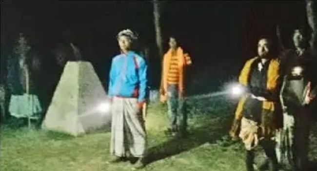 টর্চ আর লাঠি হাতে সীমান্ত পাহারায় গ্রামবাসী