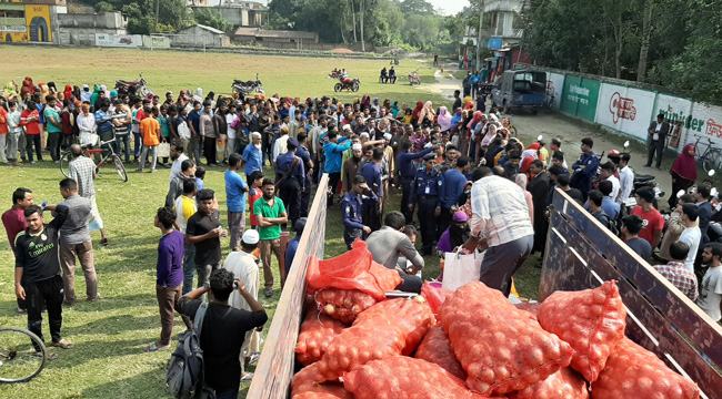 চুয়াডাঙ্গায় টিসিবির ৪৫ টাকার পেঁয়াজ কিনতে দীর্ঘ লাইন
