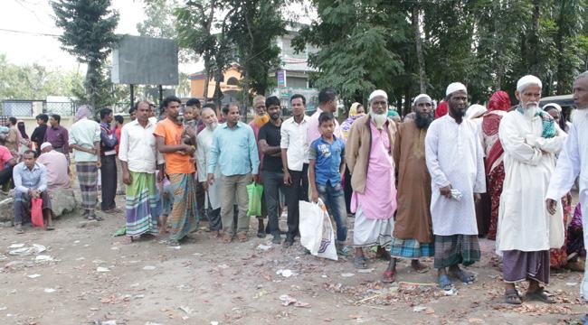 ঘন্টার পর ঘন্টা প্রতীক্ষার পরও পেঁয়াজের দেখা পেলেন না অনেকে